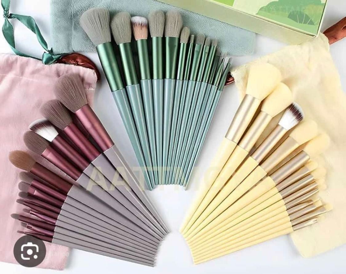 Pouch Makeup Brush (Random Color)