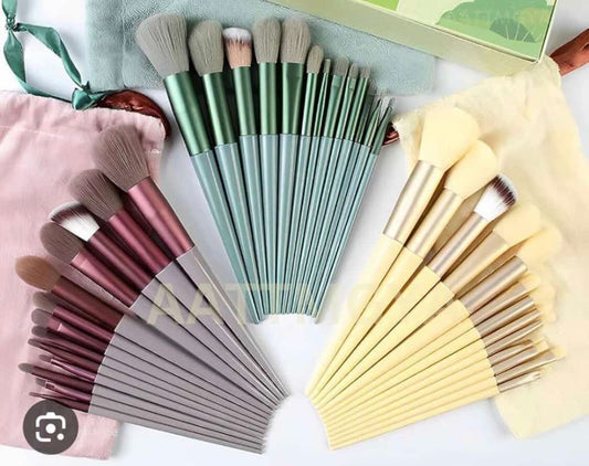 Pouch Makeup Brush (Random Color)